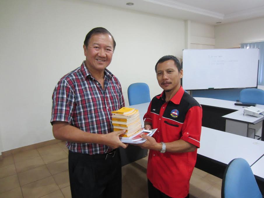The REAP Sabah evangelists were given resources for their work of evangelism.